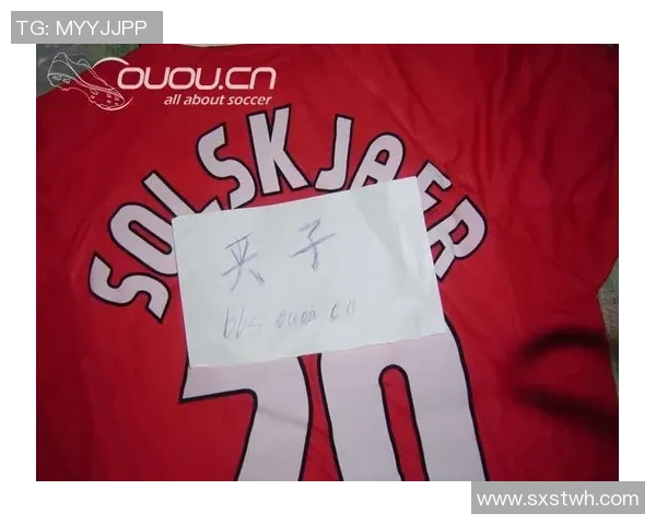 如何通过收藏球衣签名卡片等方式珍藏足球明星的荣耀与回忆