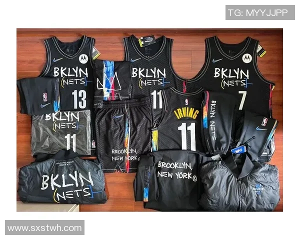 足球巨星与欧文亲密合影 握球衣传递友谊与荣誉